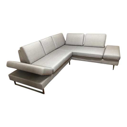Graues Ecksofa mit verstellbaren Armlehnen. Art.-Nr. 549