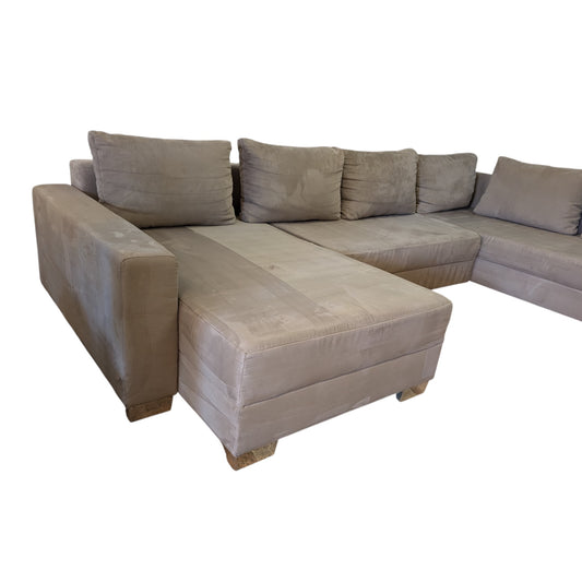 Beiges U-förmiges Sofa mit Bettfunktion und Stauraum. Art.-Nr. 371
