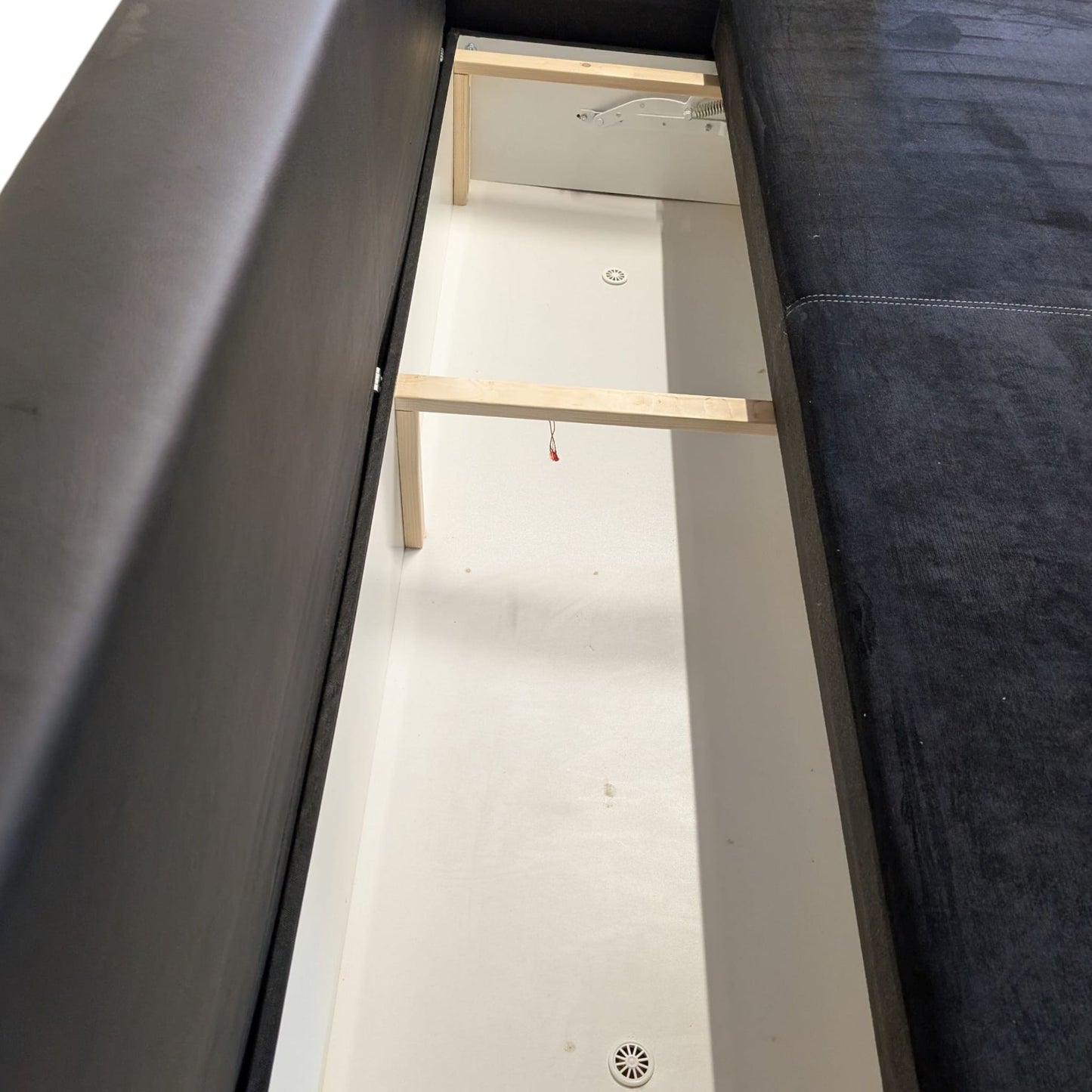 Schwarzes Bettsofa mit Stauraum Art.-Nr. 383