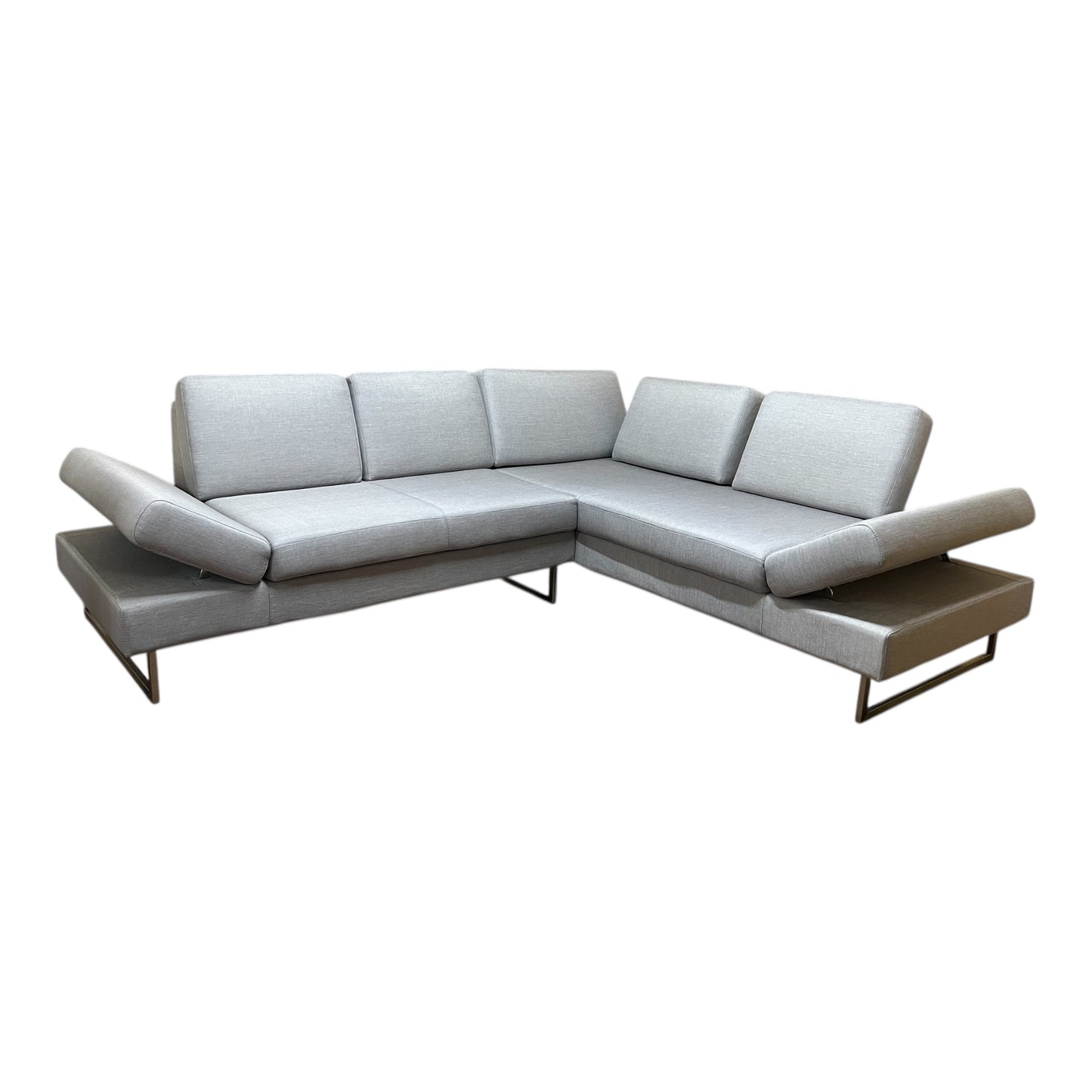 Graues Ecksofa mit verstellbaren Armlehnen. Art.-Nr. 549