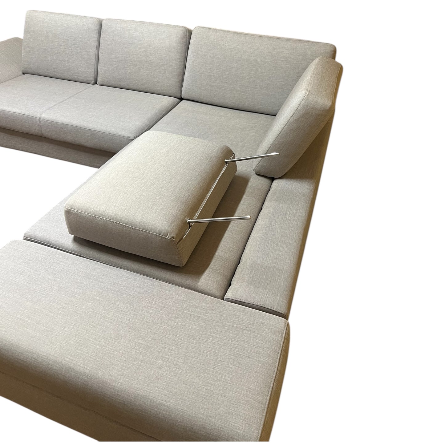 Graues Ecksofa mit verstellbaren Armlehnen. Art.-Nr. 549