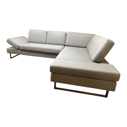 Graues Ecksofa mit verstellbaren Armlehnen. Art.-Nr. 549