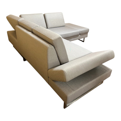 Graues Ecksofa mit verstellbaren Armlehnen. Art.-Nr. 549