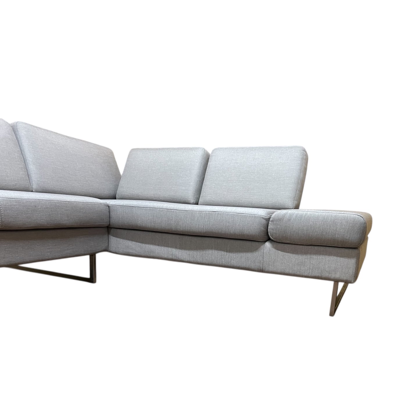 Graues Ecksofa mit verstellbaren Armlehnen. Art.-Nr. 549