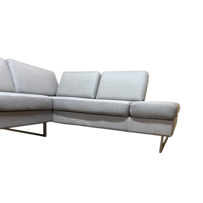 Graues Ecksofa mit verstellbaren Armlehnen. Art.-Nr. 549