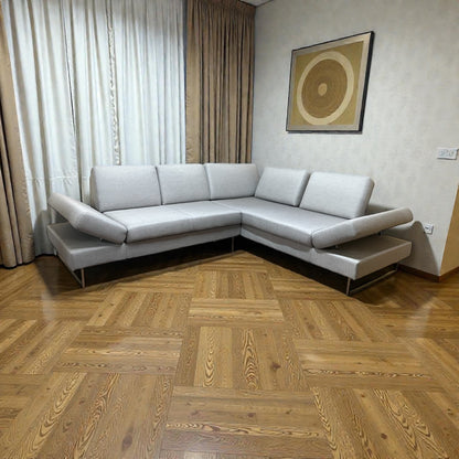 Graues Ecksofa mit verstellbaren Armlehnen. Art.-Nr. 549