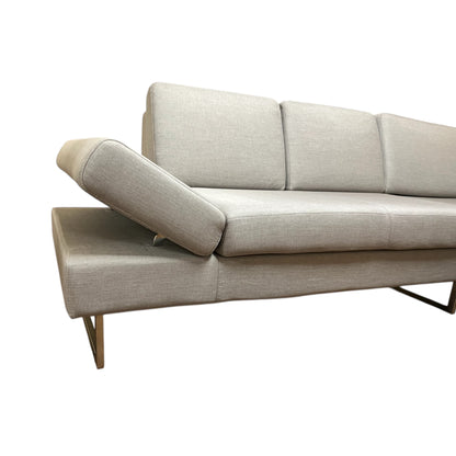 Graues Ecksofa mit verstellbaren Armlehnen. Art.-Nr. 549