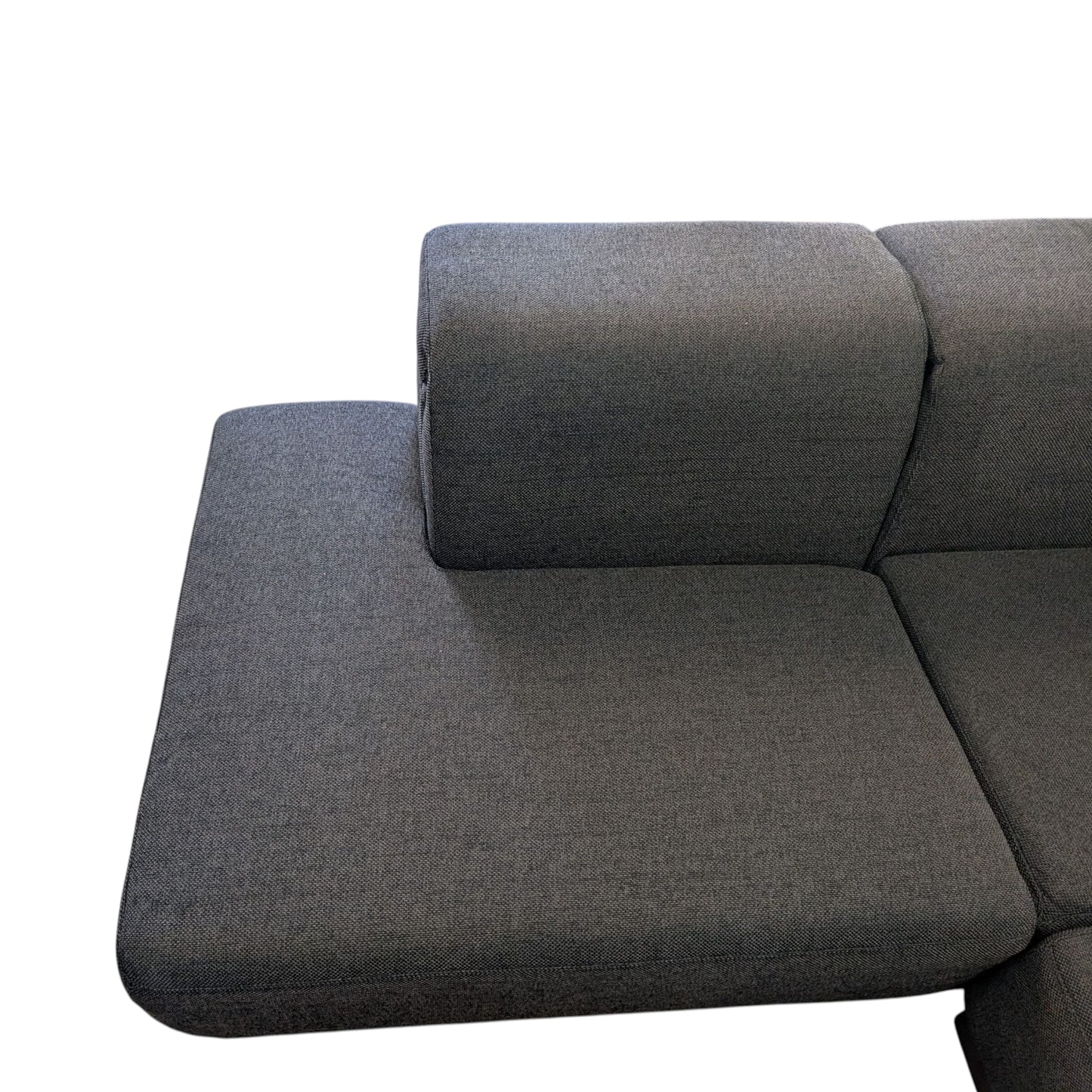 Hochwertiges Ecksofa in Dunkelbraun mit Holzbeinen. Art.-Nr. 391