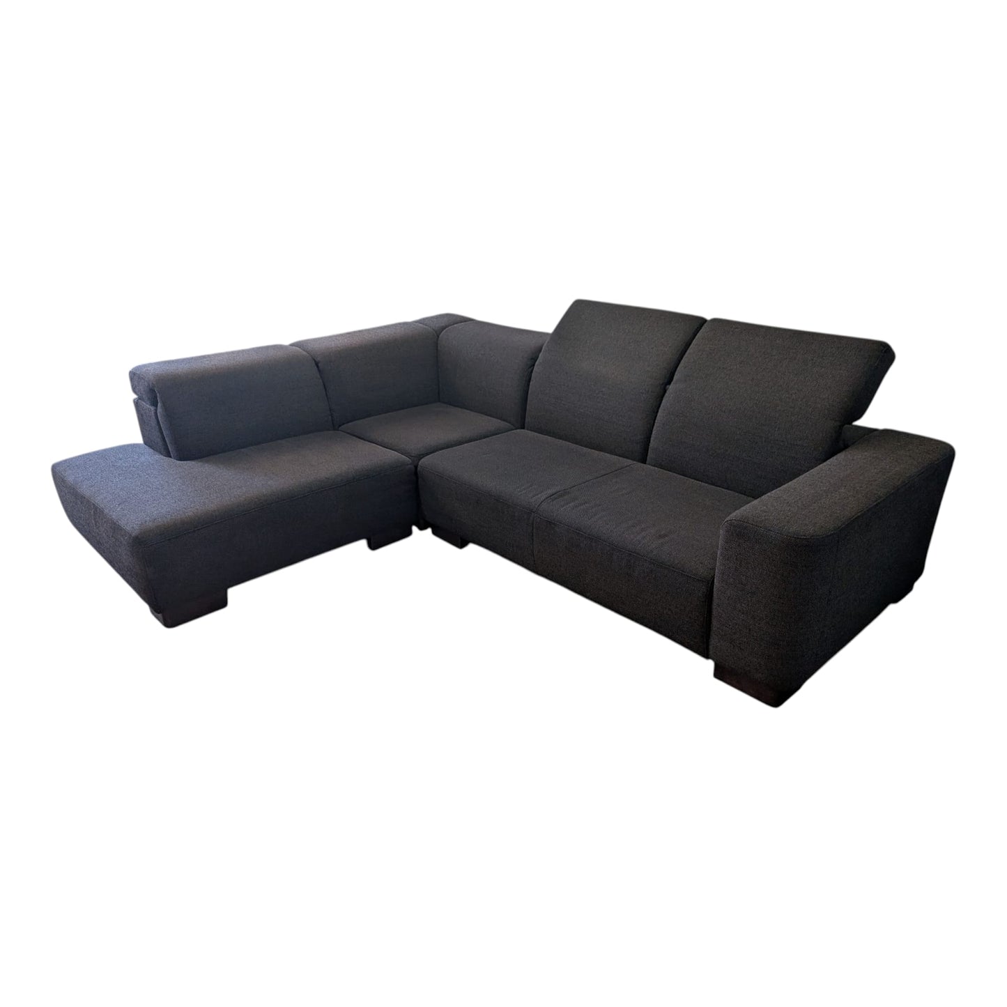 Hochwertiges Ecksofa in Dunkelbraun mit Holzbeinen. Art.-Nr. 391