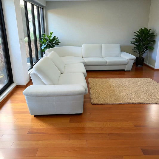 Weisses Ecksofa mit Holzbeinen Art.-Nr. 366
